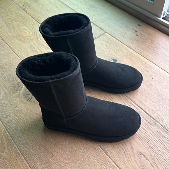 Classic Short Uggs - Picture 2 of 4